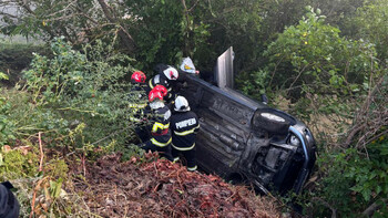 Trei persoane, la un pas de tragedie după ce au căzut cu maşina într-o râpă, în Galaţi