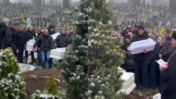 Imaginea disperării! Un tată și-a legănat pentru ultima dată fiul, după atacul rușilor