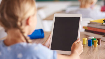 Au păstrat tabletele primite în programul „Școala de acasă” și s-au trezit cu mascații la ușă. Prejudiciu de aproape (…)