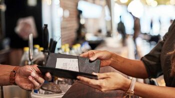 Gluma făcută de un turist la un restaurant de pe litoral, după ce a rămas fără bani de bacșiș: „Doar în România e (…)