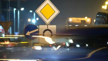Greșeala periculoasă pe care mulți șoferi o fac pe drumurile cu prioritate