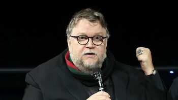 Guillermo del Toro se opune folosirii inteligenței artificiale în filme: „Poveștile noastre trebuie să fie vii, nu (…)