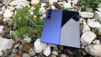 Samsung domină piața telefoanelor pliabile, care atinge un nou record global de livrări