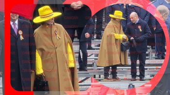 Cine e doamna cu pălărie galbenă, de la parada de 1 Decembrie? Ținută deosebită de Ziua Națională | EXCLUSIV