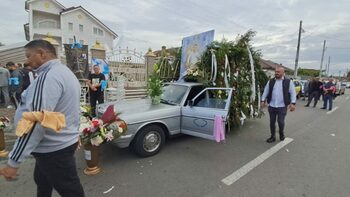 Tânărul ucis în răfuiala dintre clanuri la Craiova a fost înmormântat. Zeci de oameni l-au condus pe ultimul drum