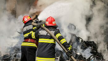 Incendiu într-un imobil din Tecuci. Apelul iniţial la 112 anunţa producerea unei explozii. Mai multe persoane au (…)