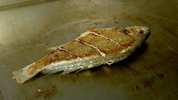 Clienţii, uimiţi de preţurile la peşte.