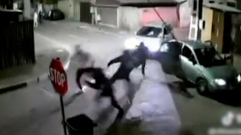 Momentul în care un tânăr este fugărit și lovit cu toporul pe o stradă din Brăila