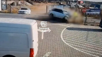 Momentul în care o mașină e spulberată la ieșirea dintr-o parcare, în Suceava. Un pieton e doborât pe trotuar