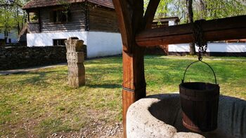 La ce distanță trebuie montată o fântână de gardul vecinului. Norme sanitare și legale