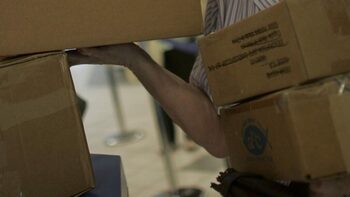 Merry Christmas! MAI a găsit arme letale și droguri în colete de Crăciun