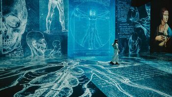„Amplified” aduce la Museum of Immersive New Art (MINA) o călătorie imersivă în istoria rock-ului