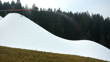 Pârtia de la Durău, pregătită să primească schiori. Tunurile de zăpada funcționează la capacitate maximă