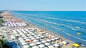 Mai mulți turiști, umiliți și alungați de pe plajă pentru că stăteau pe nisip pe prosoape, în Mamaia: „Săracilor!”