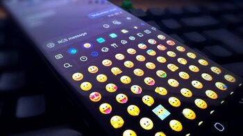 Mesajele scrise pe telefon într-un anume fel pot face relația mai strânsă, potrivit cercetătorilor