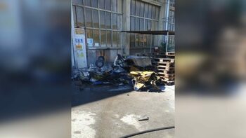 Momentul în care avionul pilotat de Vlad Zgărdău se prăbușește în curtea fabricii de vagoane din Arad, surprins de (…)