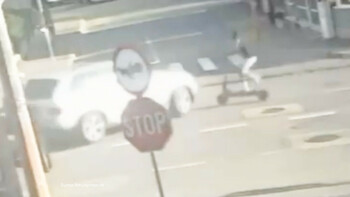 Momentul în care un adolescent pe trotinetă este lovit de o maşină şi aruncat în aer