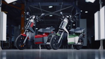 Primul scuter electric din Grecia aprobat de UE, NOOS, intră oficial pe piață