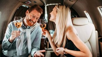 O însoțitoare de bord îndeamnă pasagerii să nu mai bea alcool în avion. Un pahar de vin sau un whisky cu gheață pot (…)