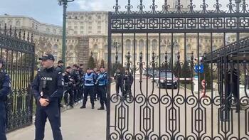 O femeie a încercat să intre în Palatul Parlamentului cu 6 cuțite
