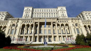 Supărați că li se taie sporul, sindicaliștii din Senat cer demontarea antenelor de pe Parlament