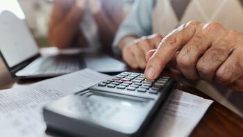 Pensii private 2025: cum se calculează impozitul de la 1 august. Calcul concret pentru sumele încasate