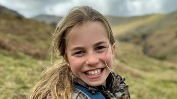 Prințesa Charlotte a atras toate privirile în Scoția, a eclipsat-o chiar pe Kate Middleton. Cum a apărut copila la (…)