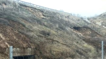 Probleme pe Drumul Expres Craiova–Pitești: alunecări de teren după ploile abundente din ultimele zile