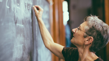 Mii de profesori vor rămâne fără catedră, chiar dacă au luat note mari la titularizare!