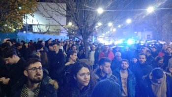 Peste 250 de persoane protestează la Iași în faţa Tribunalului pentru independenţa Justiţiei / „Nu, pentru hoţi! (…)