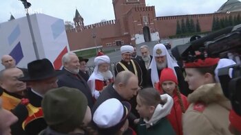 Putin, luat la întrebări în Piaţa Roşie de o fată de 11 ani, pe tema tratamentului aplicat unchiului ei rănit în (…)