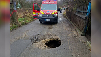 Doi hunedoreni, la spital după ce au căzut într-o groapă adâncă de un metru formată în mijlocul străzii