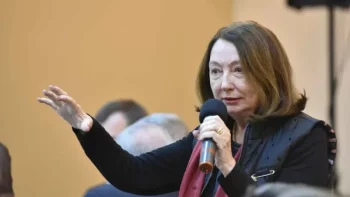 Rodica Stănoiu, sacrificii pentru iubitul mai tânăr. Bărbatul i-ar fi controlat orice mişcare fostului ministru al (…)