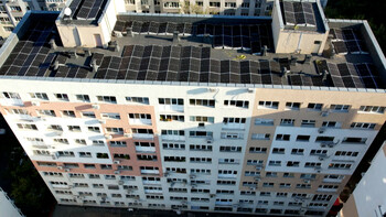 Panouri fotovoltaice pe balcon, pentru facturi mai mici. Care sunt riscurile instalării