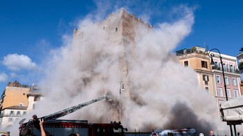 Doi români sunt victime după prăbușirea unei părţi a turnului medieval Torre dei Conti. Ce spune MAE