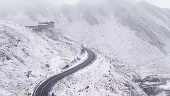 Transalpina rămâne închisă din cauza ninsorii