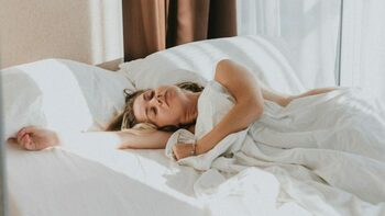 Vrei să adormi mai repede? Specialiștii recomandă să faci asta cu 1-2 ore înainte de culcare