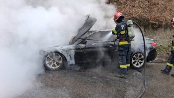 Incendiu izbucnit la un autoturism, în municipiul Râmnicu Vâlcea