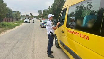 Polițiștii rutieri din Olt au verificat peste 60 de mijloace de transport elevi