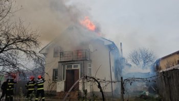 (VIDEO) Incendiu puternic la o locuință din Malu Mare: pompierii intervin cu două autospeciale