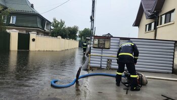 Fenomene meteo în șapte județe: copaci căzuți, incendii și avarii electrice