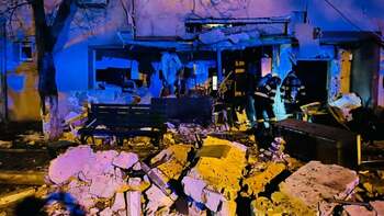 VIDEO SURSE Trei persoane au fost rănite în urma unei explozii produse într-un apartament din orașul Buftea / Blocul (…)