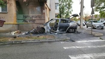 Maşina cuprinsă de flăcări în această dimineaţă, în Craiova, incendiată intenționat
