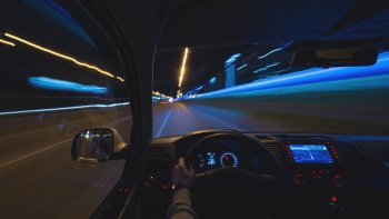 Motivul pentru care producătorii auto vor renunţa treptat la ecranele din maşini şi vor reveni la butoane