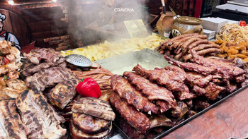 Cât costă un meniu cu mici şi cartofi prăjiţi la târgul de Crăciun din Craiova: 
