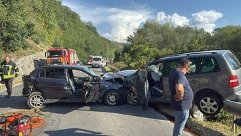 Cinci răniţi, în urma unui accident în care au fost implicate două autoturisme şi o motocicletă
