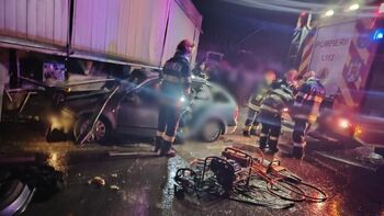 Doi morți și trei răniți, după ce un șofer nu a acordat prioritate unui TIR