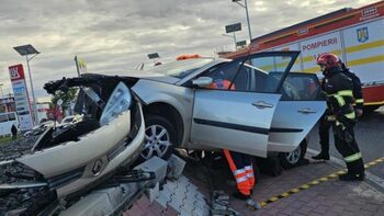 Doi răniți după ce o maşină a lovit un sens giratoriu