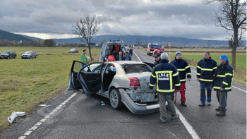 Un mort și trei răniți după ce o șoferiță a intrat pe contransens