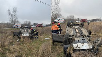 Trei persoane au ajuns la spital în urma unui accident rutier, în Neamț! O mașină s-a răsturnat pe un teren agricol